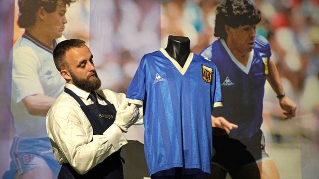 Das argentinische Nationaltrikot, das Diego Maradona im Viertelfinalspiel der WM 1986 in Mexiko trug, wird im Auktionshaus Sotheby' für Fotos ausgestellt.