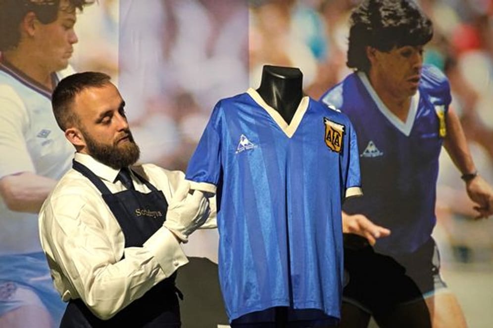 Das argentinische Nationaltrikot, das Diego Maradona im Viertelfinalspiel der WM 1986 in Mexiko trug, wird im Auktionshaus Sotheby' für Fotos ausgestellt.