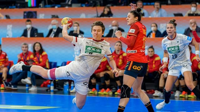 Deutschlands Alina Grijseels (l) kommt gegen Spaniens Maitane Echeverria Martinez zum Wurf.