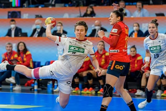 Deutschlands Alina Grijseels (l) kommt gegen Spaniens Maitane Echeverria Martinez zum Wurf.