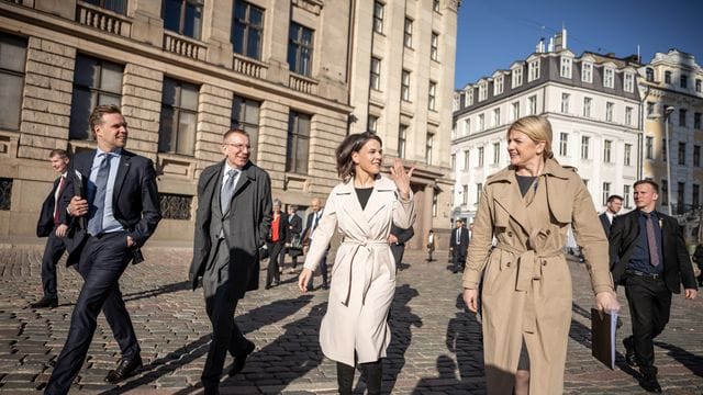 Außenministerin Annalena Baerbock, Lettlands Außenminister Edgars Rinkevics, Estlands Außenministerin Eva-Maria Liimets und Litauens Außenminister Gabrielius Landsbergis (l) in der Altstadt von Riga.