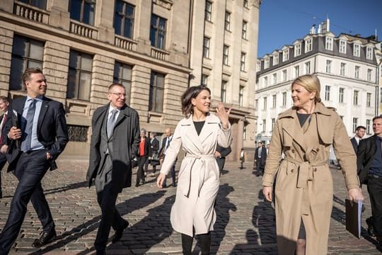 Außenministerin Annalena Baerbock, Lettlands Außenminister Edgars Rinkevics, Estlands Außenministerin Eva-Maria Liimets und Litauens Außenminister Gabrielius Landsbergis (l) in der Altstadt von Riga.