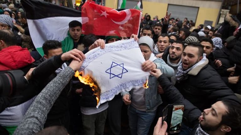 So offen wie hier auf einer Demonstration tritt Antisemitismus nicht immer zu Tage.