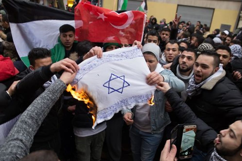 So offen wie hier auf einer Demonstration tritt Antisemitismus nicht immer zu Tage.