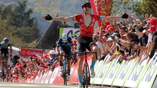 Dylan Teuns aus Belgien vom Team Bahrain Victorious jubelt über seinen Sieg.