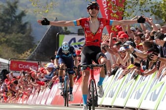 Dylan Teuns aus Belgien vom Team Bahrain Victorious jubelt über seinen Sieg.