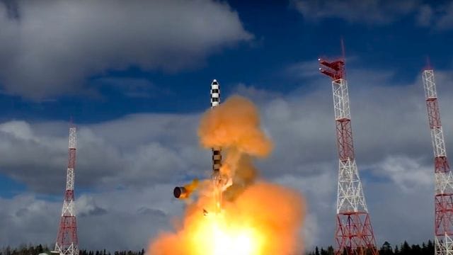 Das vom russischen Verteidigungsministerium zur Verfügung gesteltten Bild zeigt den Abschuss einer Interkontinentalrakete des Typs "RS-28 Sarmat" bei einem Test (Archivbild).