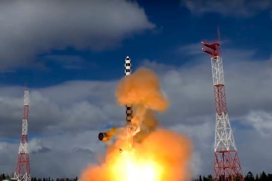 Das vom russischen Verteidigungsministerium zur Verfügung gesteltten Bild zeigt den Abschuss einer Interkontinentalrakete des Typs "RS-28 Sarmat" bei einem Test (Archivbild).