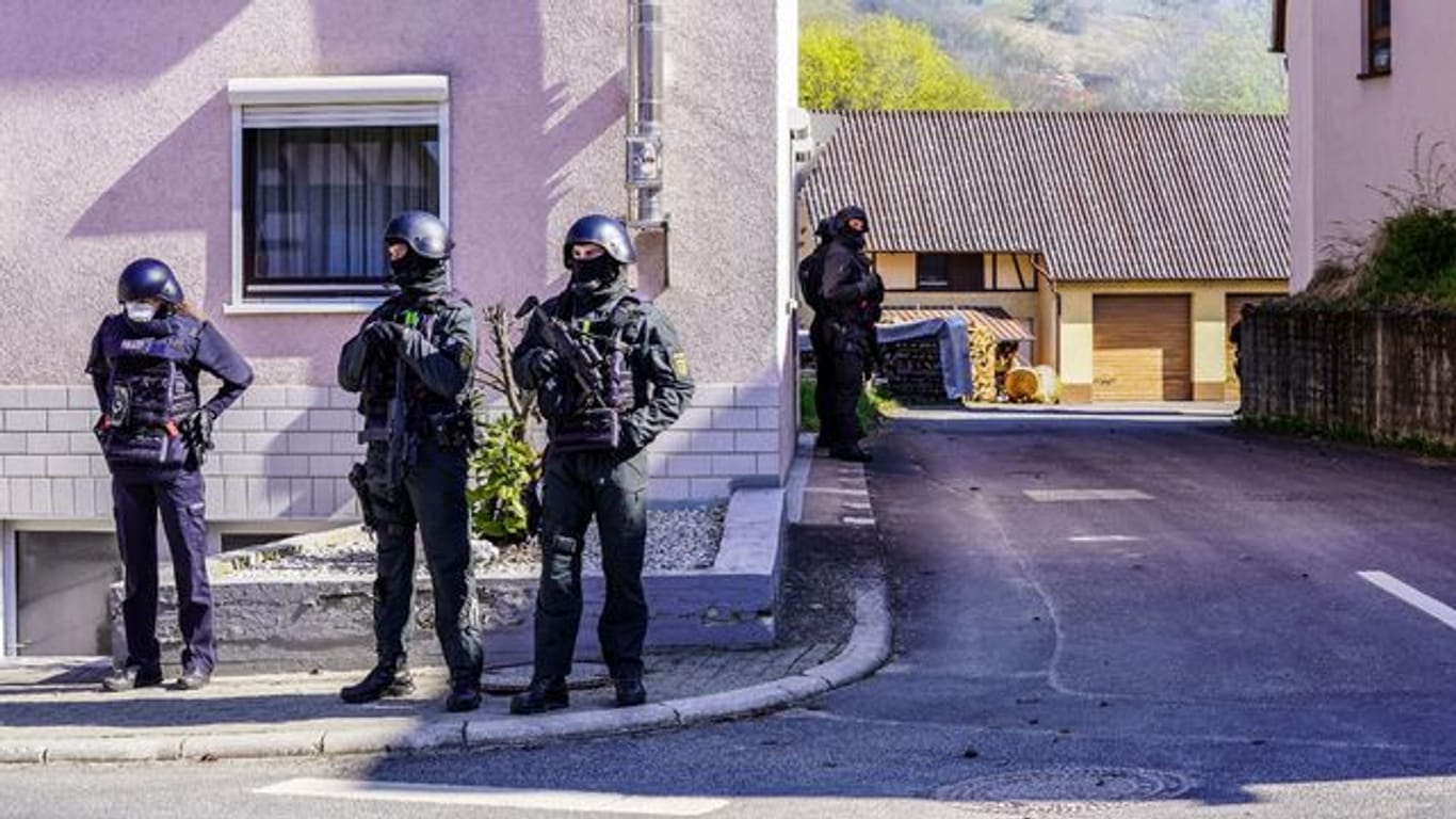 Bewaffnete Polizisten umziegeln ein Haus in Boxberg.