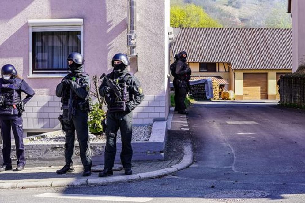 Bewaffnete Polizisten umziegeln ein Haus in Boxberg.