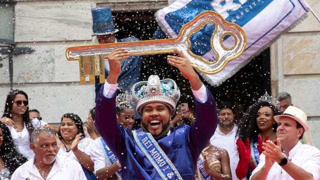 Karneval in Rio: "König Momo" Wilson Dias da Costa Neto hebt den Schlüssel der Stadt. Karneval in Rio: "König Momo" Wilson Dias da Costa Neto hebt den Schlüssel der Stadt.