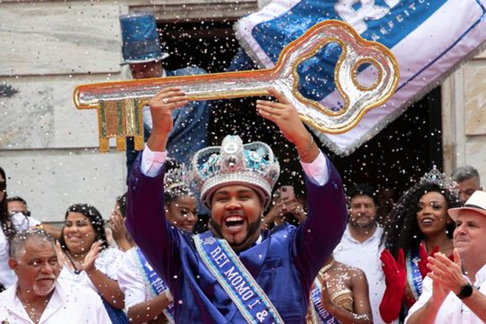 Karneval in Rio: "König Momo" Wilson Dias da Costa Neto hebt den Schlüssel der Stadt.