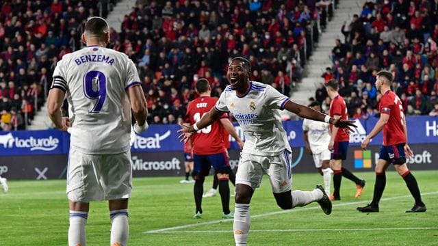 David Alaba (M) von Real Madrid jubelt nach seinem Führungstreffer gegen Osasuna. David Alaba (M) von Real Madrid jubelt nach seinem Führungstreffer gegen Osasuna.