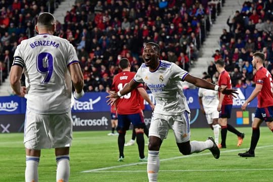 David Alaba (M) von Real Madrid jubelt nach seinem Führungstreffer gegen Osasuna.