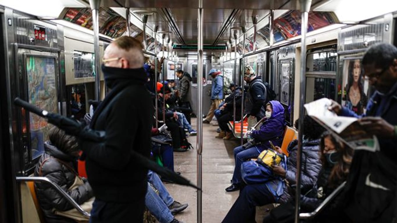 Passagiere in der New Yorker U-Bahn.
