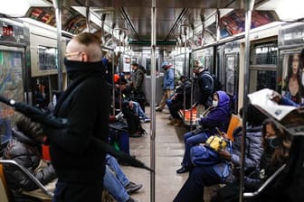 Passagiere in der New Yorker U-Bahn.