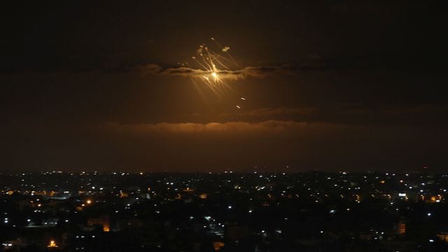 Israels Iron-Dome-Raketenabwehrsystem fängt Raketen ab, die aus dem Gazastreifen in Richtung Israel abgefeuert werden.