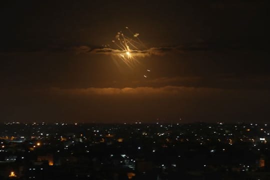 Israels Iron-Dome-Raketenabwehrsystem fängt Raketen ab, die aus dem Gazastreifen in Richtung Israel abgefeuert werden.