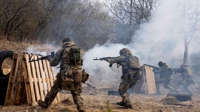 Ukrainische Soldaten während einer Übung an einem nicht genannten Ort in der Nähe von Lwiw.