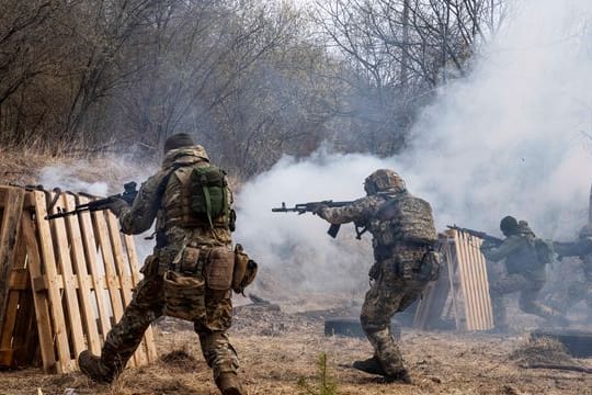 Ukrainische Soldaten während einer Übung an einem nicht genannten Ort in der Nähe von Lwiw.