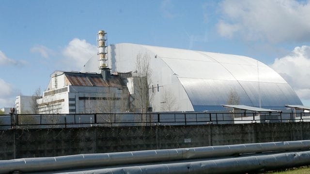 Ein Schutzbau bedeckt den explodierten Reaktor im Kernkraftwerk Tschernobyl.