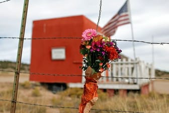 Ein Blumenstrauß hängt vor der Bonanza Creek Film Ranch.