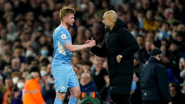 City-Trainer Pep Guardiola (r) und sein Spielmacher Kevin De Bruyne. City-Trainer Pep Guardiola (r) und sein Spielmacher Kevin De Bruyne.