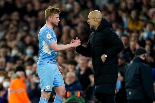 City-Trainer Pep Guardiola (r) und sein Spielmacher Kevin De Bruyne.