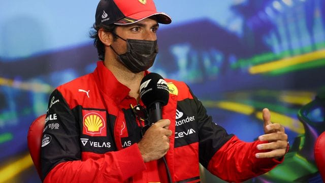 Carlos Sainz bleibt bis Ende 2024 bei der Scuderia.