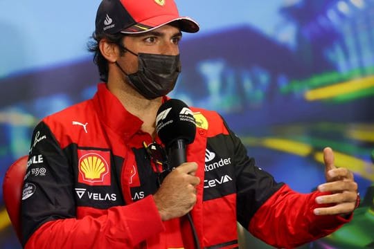 Carlos Sainz bleibt bis Ende 2024 bei der Scuderia.