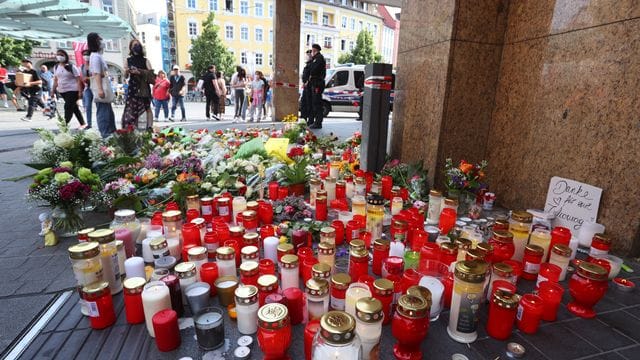 Blumen und Kerzen vor dem abgesperrten Kaufhaus in der Würzburger Innenstadt für die Opfer nach einer Messerattacke. Blumen und Kerzen vor dem abgesperrten Kaufhaus in der Würzburger Innenstadt für die Opfer nach einer Messerattacke.