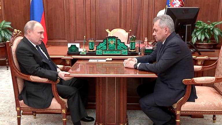 Wladimir Putin und der russische Verteidigungsminister Sergej Schoigu, zeigen sich im Staatsfernsehen.