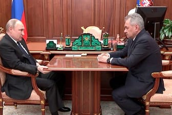 Wladimir Putin und der russische Verteidigungsminister Sergej Schoigu, zeigen sich im Staatsfernsehen.