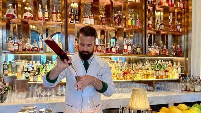 Der Berliner Philip Bischoff mixt im BKK Social Club in Bangkok einen "Milongas", eine argentinisch angehauchte Cocktailkreation. Der Berliner Philip Bischoff mixt im BKK Social Club in Bangkok einen "Milongas", eine argentinisch angehauchte Cocktailkreation.