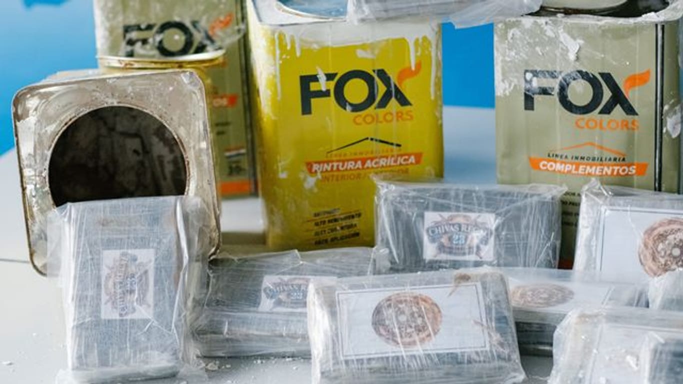 16 Kilogramm beschlagnahmtes, teils in Dosen mit Spachtelmasse verstecktes Kokain.