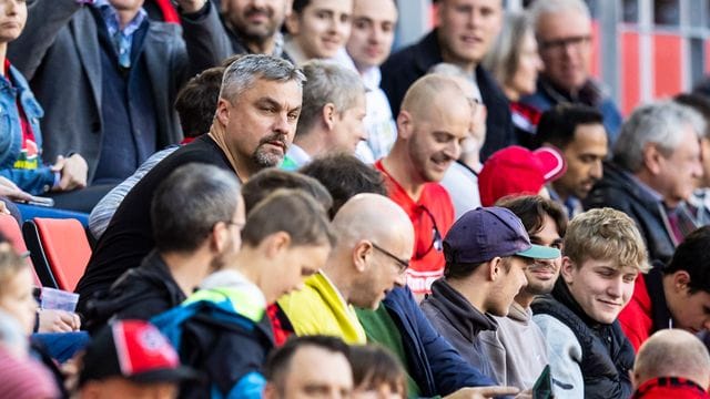 Bochums Trainer Thomas Reis musste beim Spiel in Freiburg auf der Tribüne Platz nehmen.