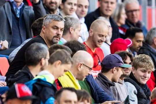 Bochums Trainer Thomas Reis musste beim Spiel in Freiburg auf der Tribüne Platz nehmen.