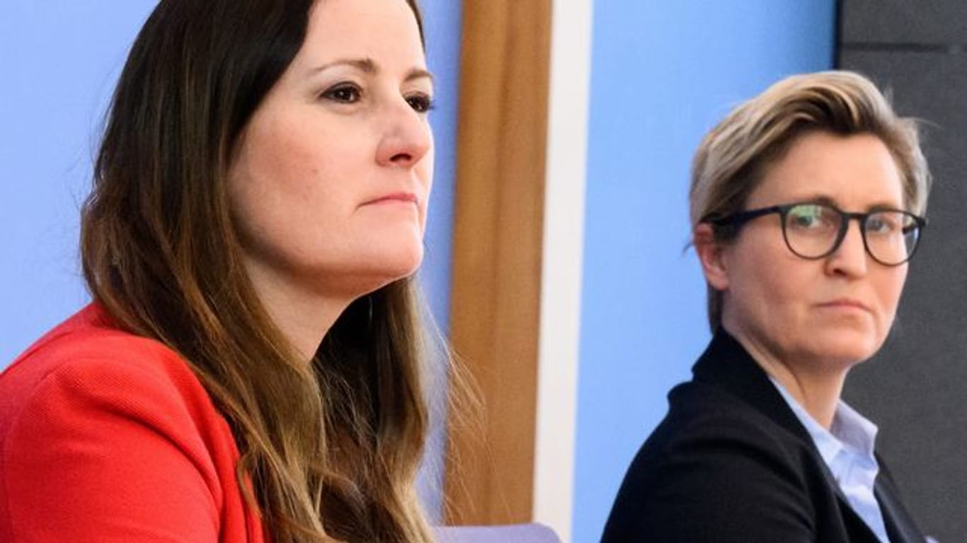Die Linken-Vorsitzende Janine Wissler (l) will die Partei nach dem Rücktritt von Co-Chefin Susanne Hennig-Wellsow vorerst alleine weiterführen.