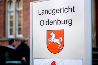 Wegen der Mordserie eines ehemaligen Krankenpflegers müssen sich Mitarbeiter der Kliniken Oldenburg und Delmenhorst vor Gericht verantworten.