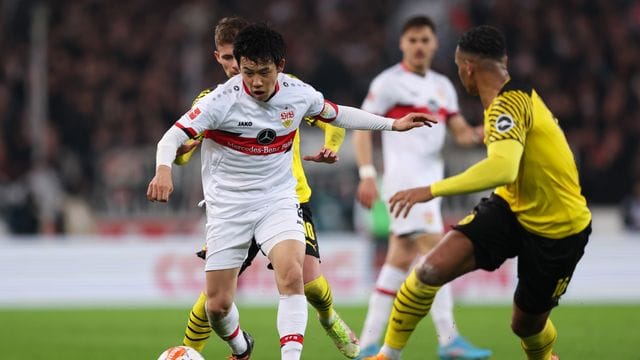 Stuttgarts Wataru Endo (l) könnte gegen Hertha wieder in die Startelf zurückkehren. Stuttgarts Wataru Endo (l) könnte gegen Hertha wieder in die Startelf zurückkehren.