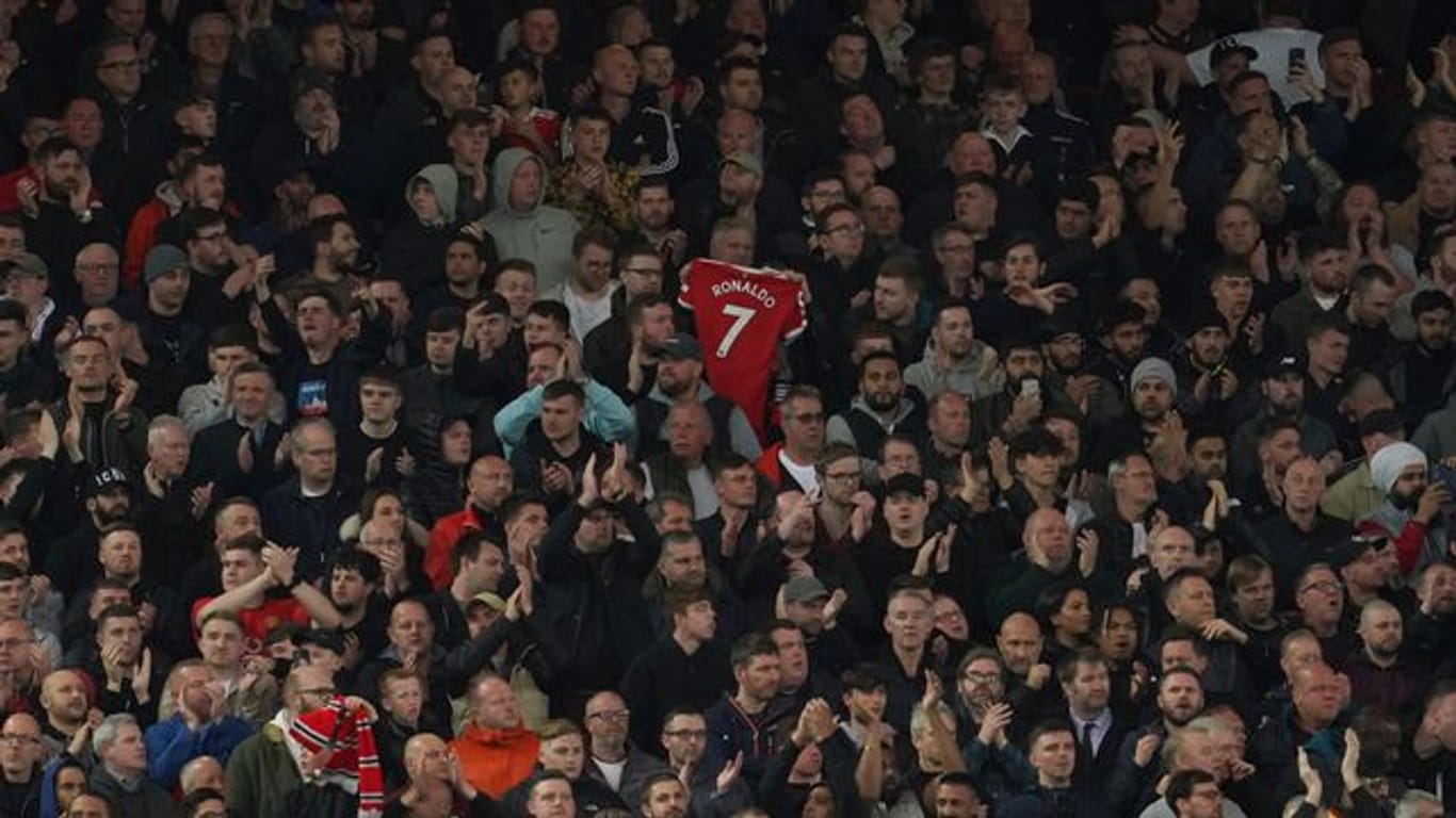 Zuschauer applaudieren in der siebten Spielminute zur Unterstützung von Manchester Uniteds Cristiano Ronaldo und dessen Partnerin Georgina Rodriguez nach deren schwerem Schicksalsschlag.