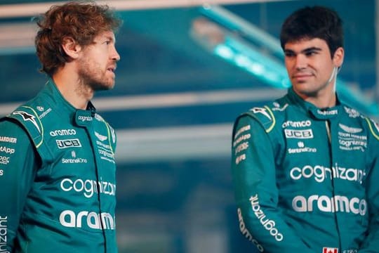Sebastian Vettel (l) und Lance Stroll bei der Vorstelltung des neuen Rennwagens von Aston Martin.
