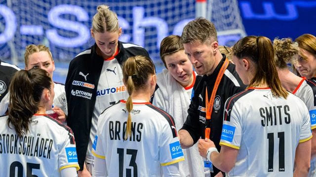 Bundestrainer Markus Gaugisch spricht in einer Auszeit zum Team.