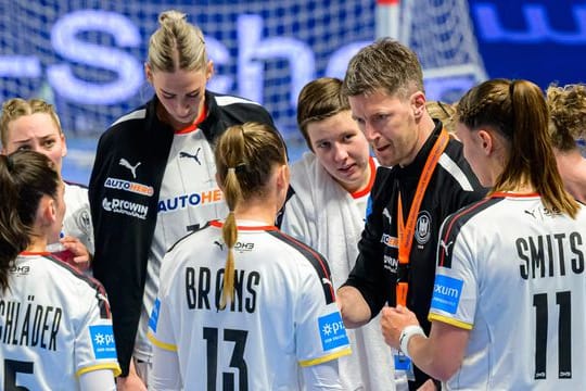 Bundestrainer Markus Gaugisch spricht in einer Auszeit zum Team.