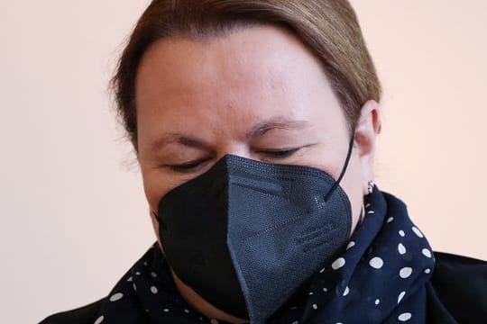 Ursula Heinen-Esser (CDU) vor ihrer Befragung durch den Landtagsuntersuchungsausschuss zur Flutkatastrophe.