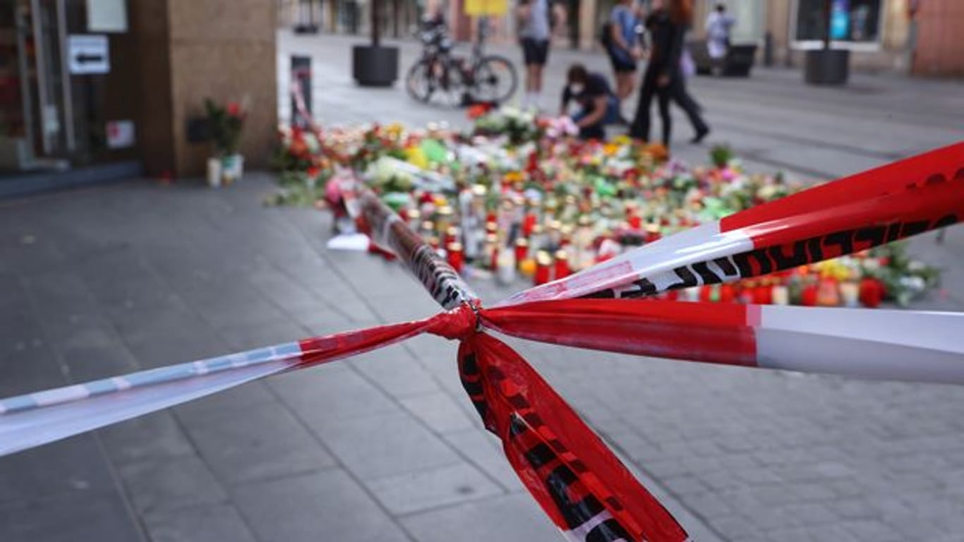 Hier ist es passiert: Vor einem Kaufhaus in Würzburg wird im Juni 2021 der Opfer der Messerattacke gedacht.