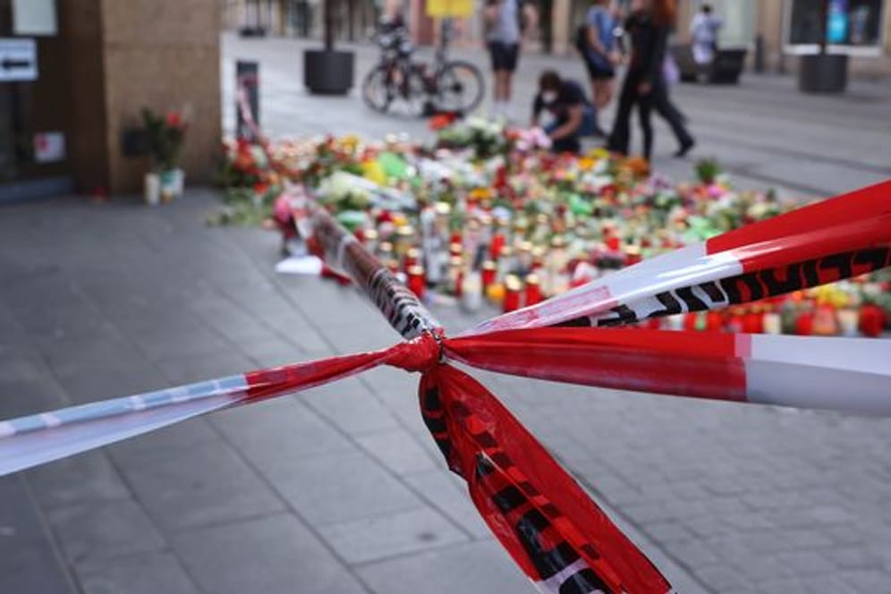 Hier ist es passiert: Vor einem Kaufhaus in Würzburg wird im Juni 2021 der Opfer der Messerattacke gedacht.