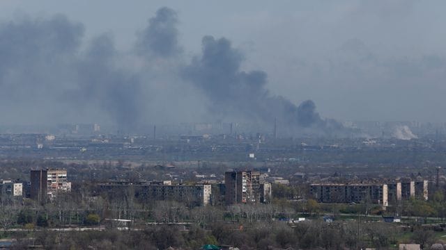 Rauch steigt über dem Azovstal-Werk in der Hafenstadt Mariupol auf.