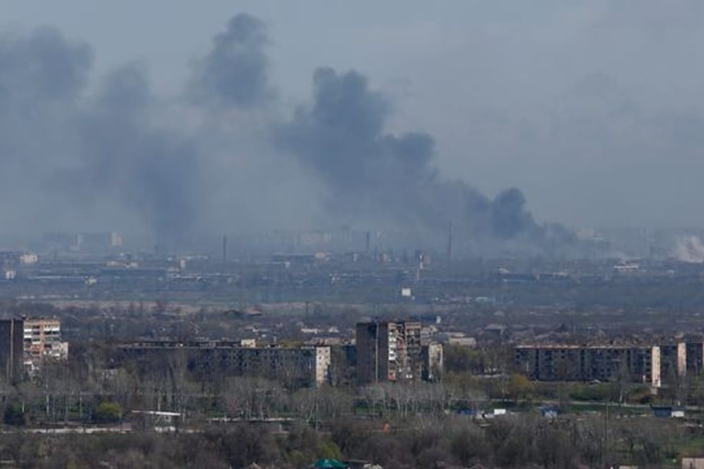 Rauch steigt über dem Azovstal-Werk in der Hafenstadt Mariupol auf.