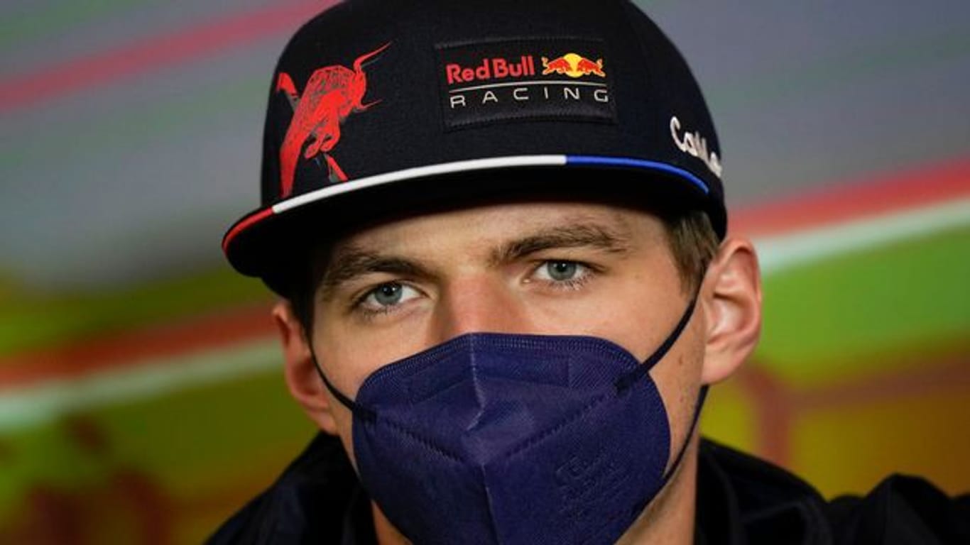 Red-Bull-Pilot Max Verstappen während einer Pressekonferenz vor dem Beginn des freien Trainings in Imola.